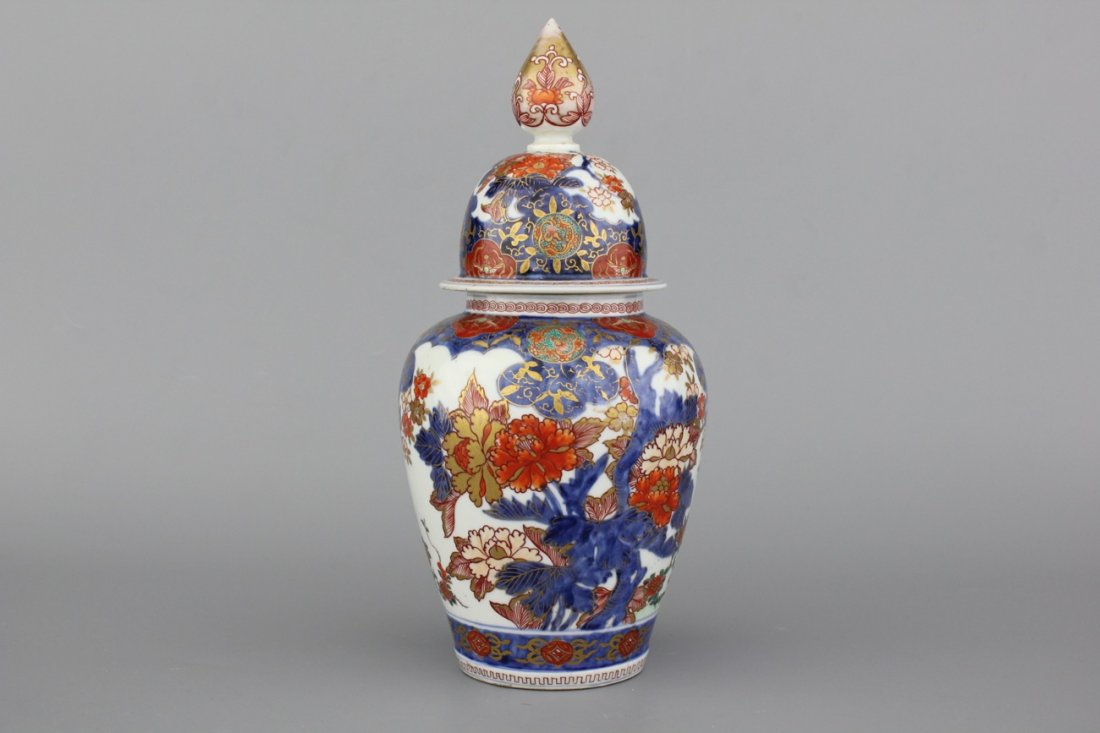 A Japanese porcelain Imari vase and lid, 18/19th C.: Condition: good. H: 32,5 cm