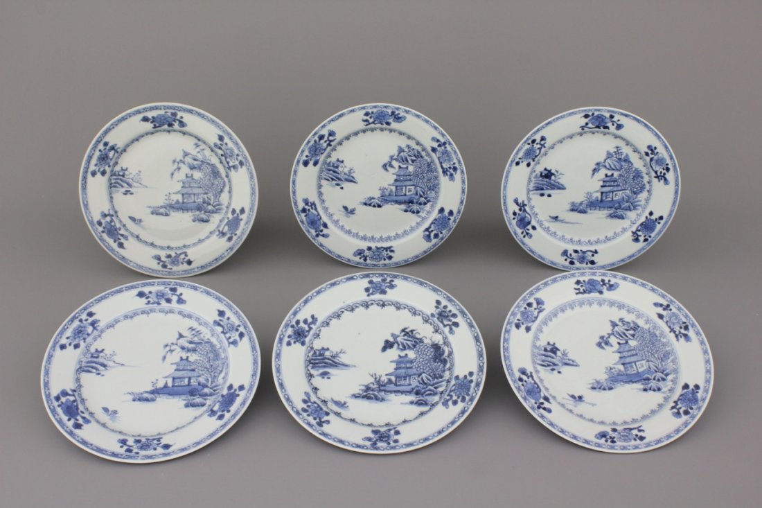A set of 6 Chinese porcelain blue and white plates with: Forming a set of 12 with lot 268. Dia: 23 cm