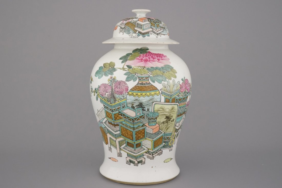 A Chinese porcelain Qianjiang style baluster vase and: H: 42 cm incl. lid. Good condition.