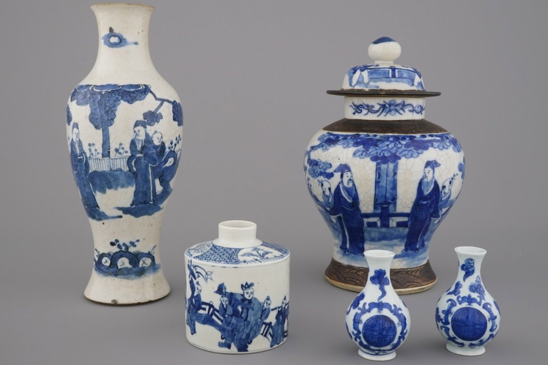 A set of blue and white Chinese porcelain vases,: H: 34 cm (the tallest)