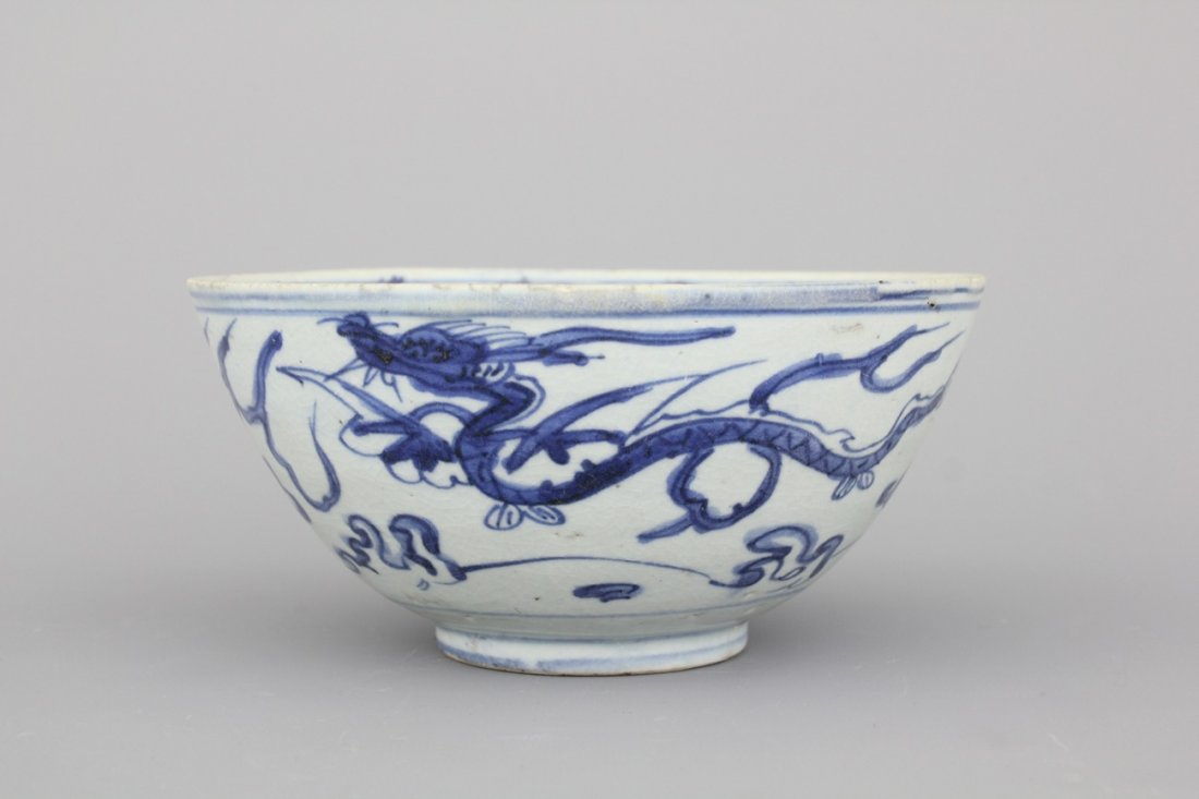 A Chinese porcelain blue and white dragon bowl, Ming: Dia: 18 cm, H: 8,5 cm