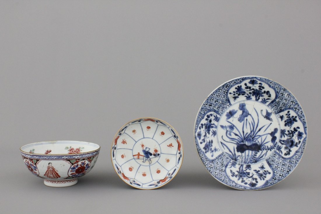 A Dutch-decorated Chinese porcelain orangist bowl and: Dia: 21, 15, 13 cm. Various damages.
