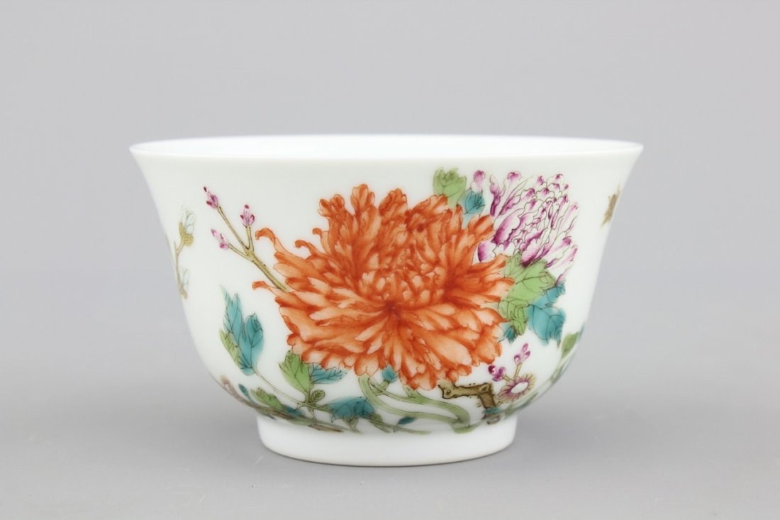 A very fine Chinese porcelain bowl with floral (1 of 2)