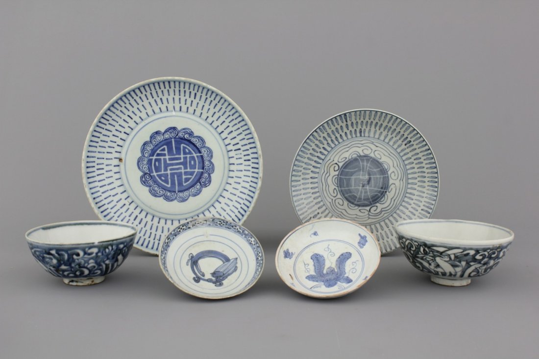 A set of Chinese porcelain blue and white wares, Ming: Dia: 27 cm (the largest)