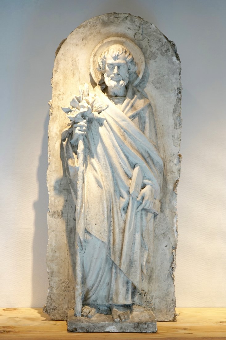 A 147 cm plaster cast relief of Judas Thaddeus, 19/20th: H: 147 cm Origin: The De Wispelaere workshop of important historical reproductions. More info about the workshop on our blog on our website. <
