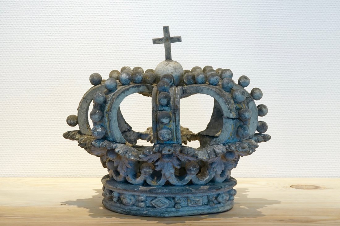 A sculpted wood crown, 19/20th C., Bruges: H: 52 cm Origin: The De Wispelaere workshop of important historical reproductions. More info about the workshop on our blog on our website.