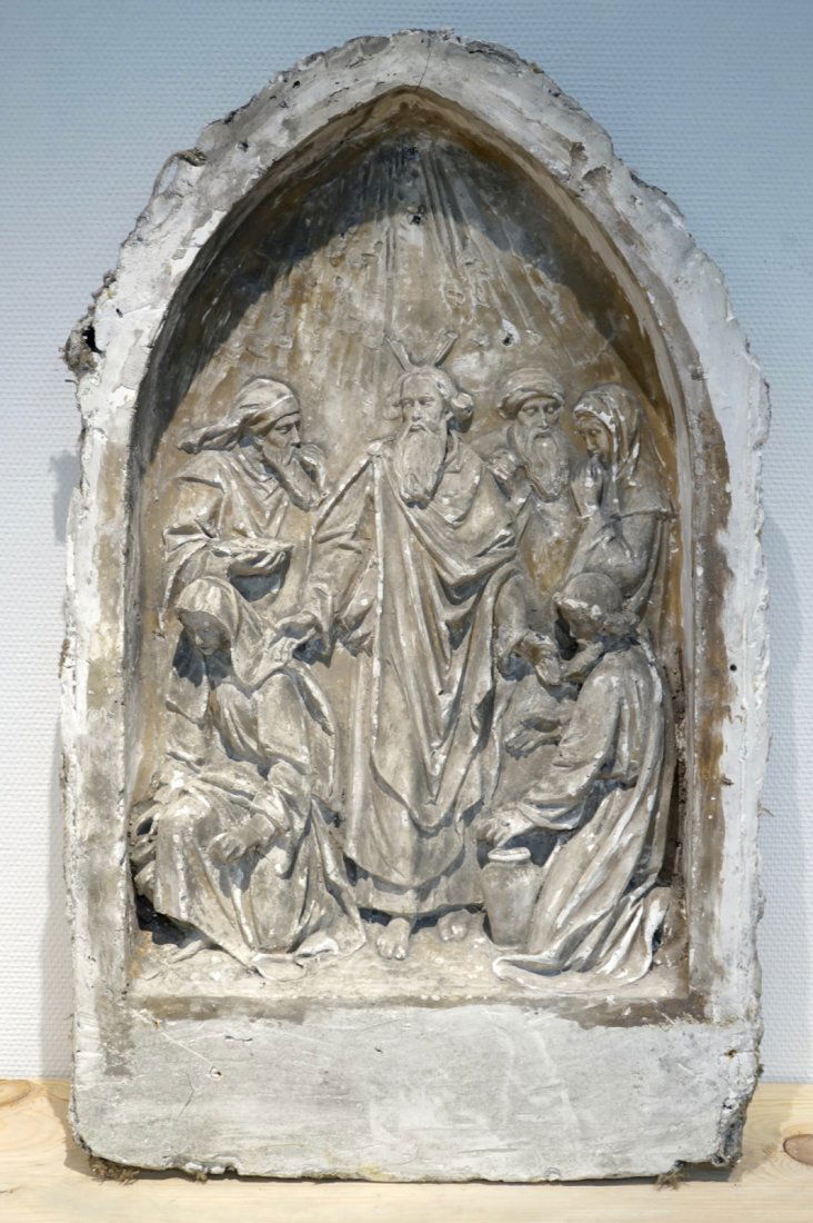 A large 95 cm plaster cast of a religious scene,: H: 95 cm Origin: The De Wispelaere workshop of important historical reproductions. More info about the workshop on our blog on our website.