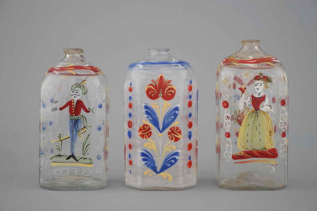 Three German painted glass flasks, 18th C.: H: 14 cm