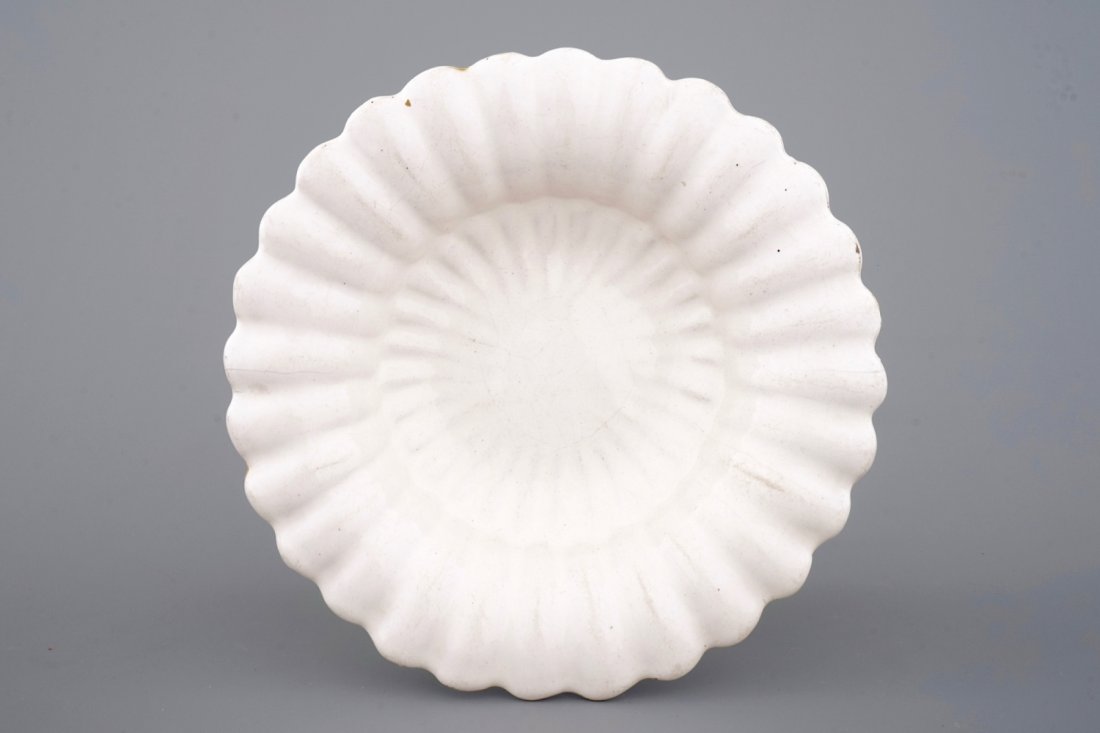 A good Dutch Delft monochrome white fluted charger,: Dia.: 29,5 cm