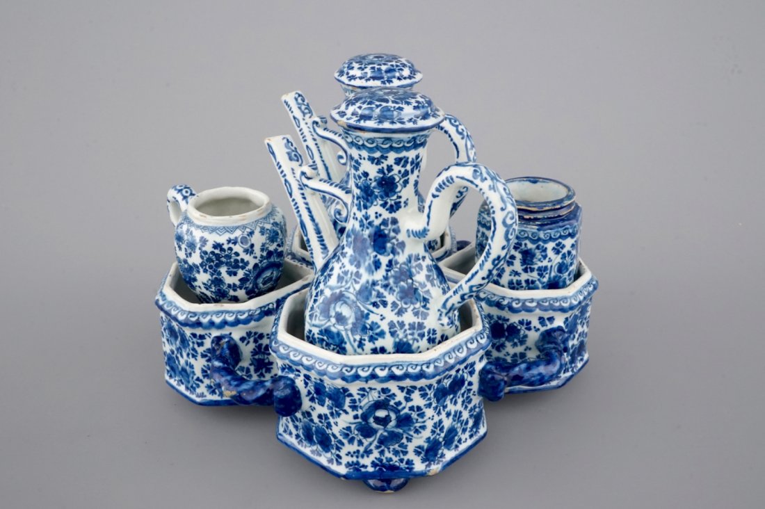 An exceptionally extensive Dutch Delft blue and white (1 of 9)