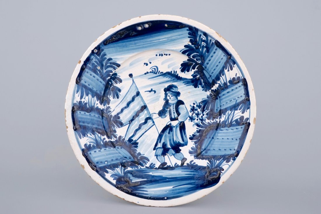 A Spanish Catalan blue and white dish with a: Dia: 38,5 cm