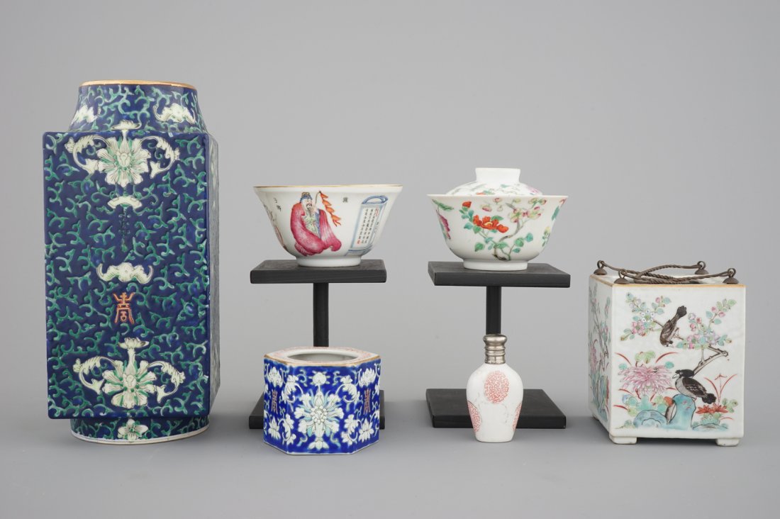 A set of 6 Chinese 19/20th C.porcelain items: a cong: H: 25 cm