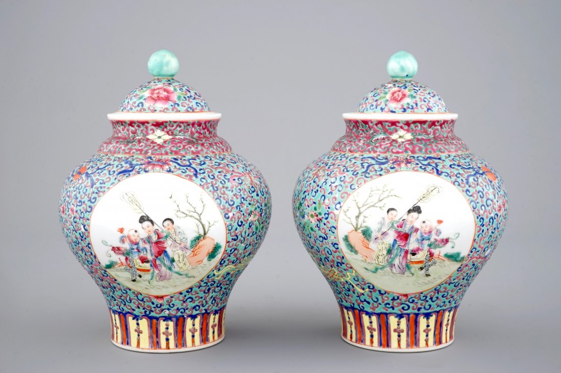 A pair of Chinese porcelain famille rose jars and: H: 23,5 cm Condition: Excellent