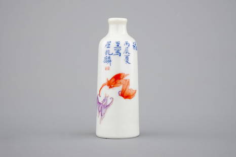 A Chinese porcelain snuff bottle with bats along a: H: 8,7 cm The base with a peach mark.