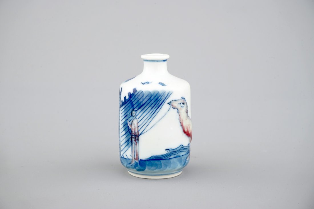 A Chinese blue and underglaze red porcelain snuff: H.: 6,5 cm