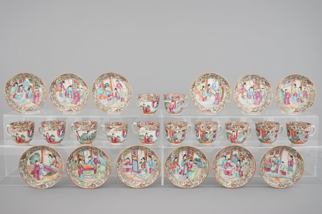A set of twelve fine Chinese canton rose medallion cups (1 of 3)