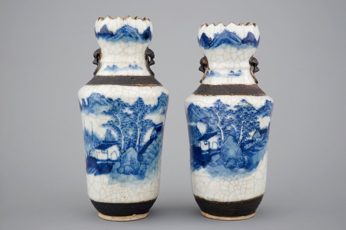 A pair of blue and white crackle ware vases, 19th C.: H: 20,5 cmÂ