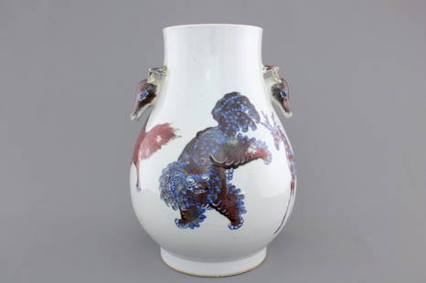 A Chinese hu-shaped deer-handled underglaze red and: H.: 29,5 cm