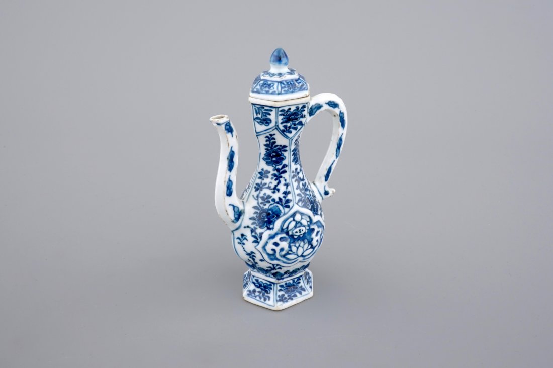 A blue and white Chinese porcelain jug with cover for (1 of 7)