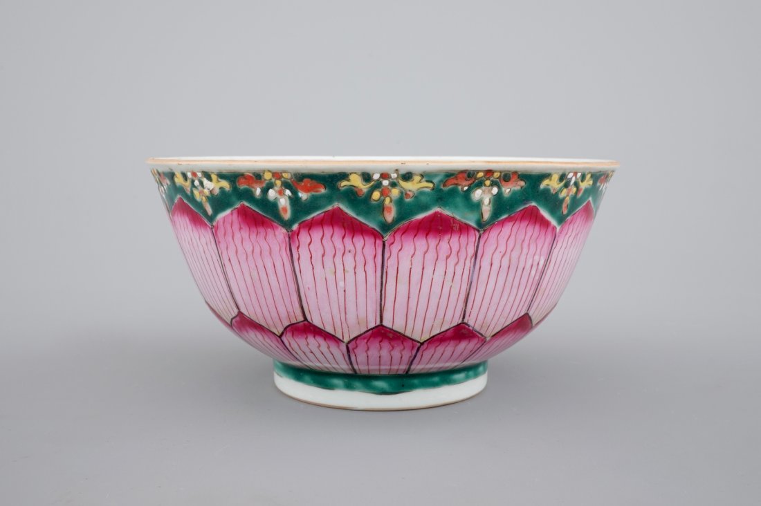 A Chinese famille rose porcelain bowl with lotus: H.: 9 - Dia.: 18 cm