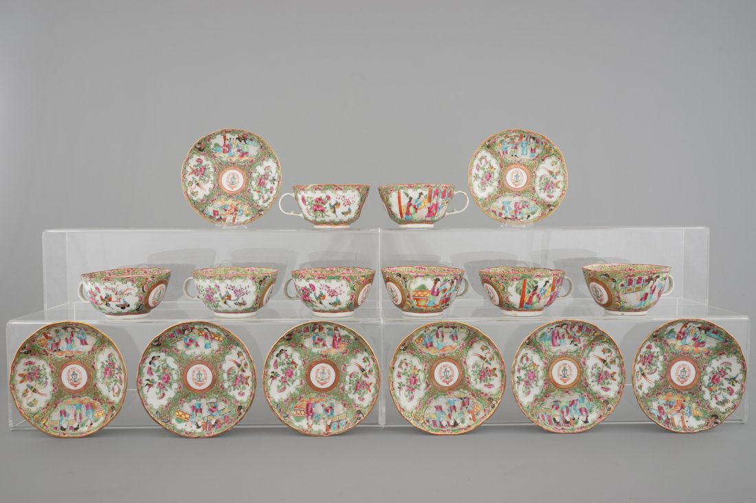 A set of 8 large Chinese Canton rose medallion armorial (1 of 3)