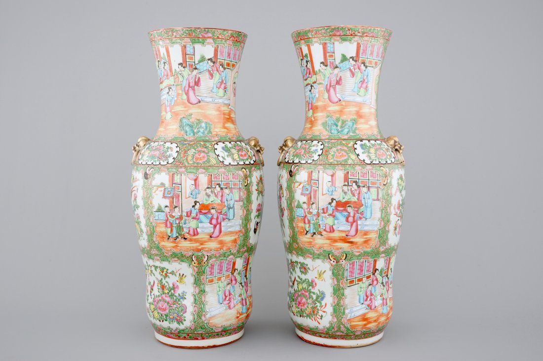 A pair of Chinese Canton rose medallion vases, 19th C.: H.: 60,5 cm Condition: A few chips on the top rim.