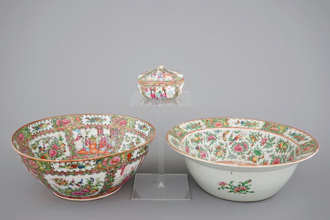 Two large Canton rose medallion bowls and a box with: Dia.: 39, 5 cmÂ H: 14 cm (the bowls)