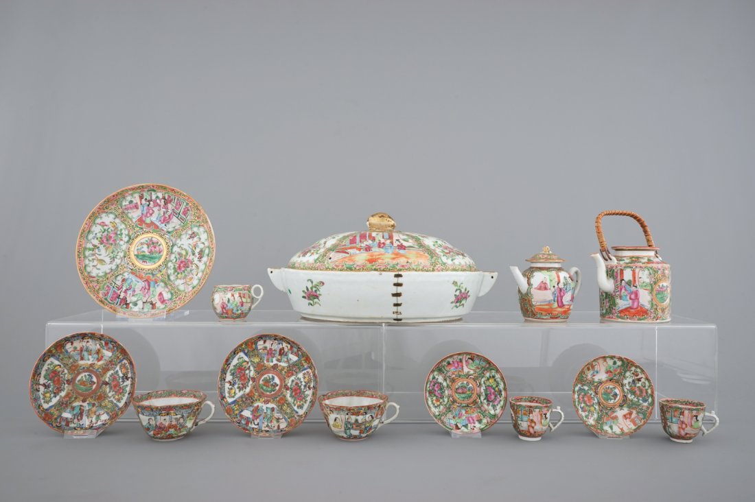 A collection of various Chinese Canton rose medallion: Dim.: The covered tureen: 36 x 17,5 cm The tea pot: H: 11,7 cm (excl. handle)