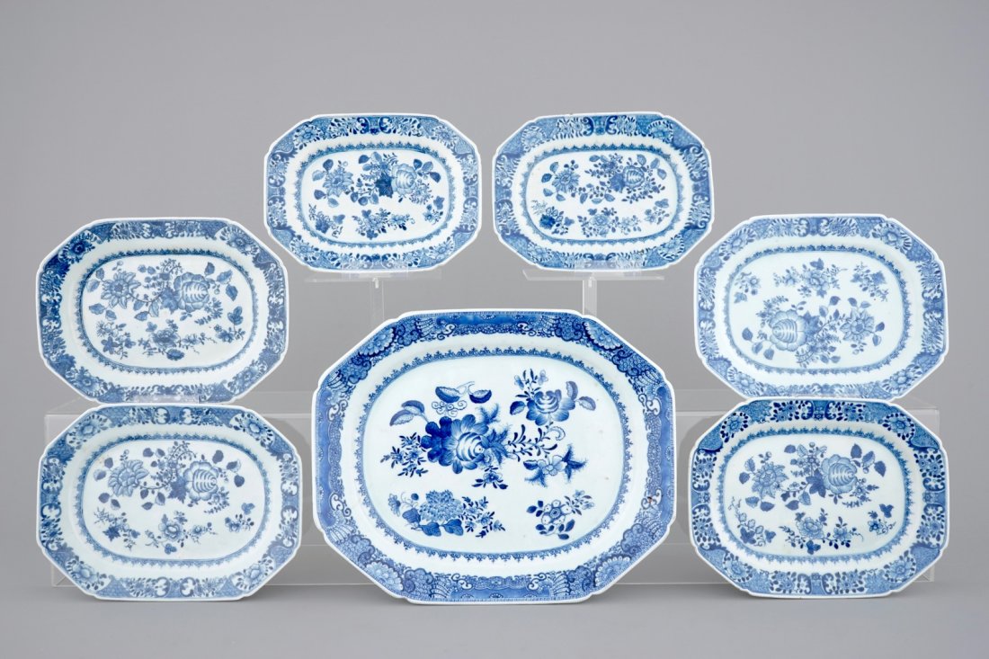 Seven blue and white Chinese porcelain octagonal: L: 39,5 cmÂ