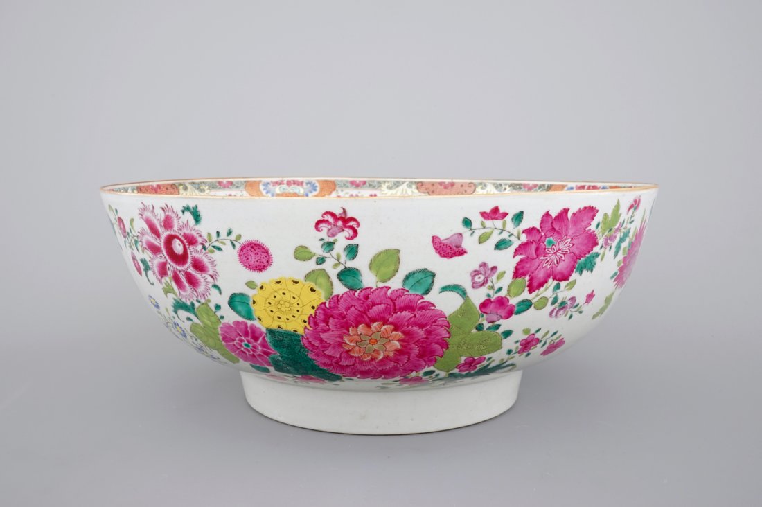 A massive Chinese famille rose export porcelain bowl: Dia.: 41,5 cm Condition: Important hairlines as visible.