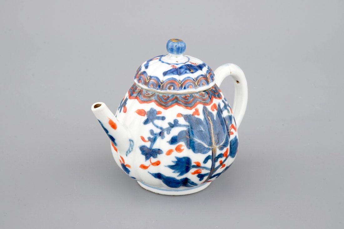 A Chinese imari and gilt teapot, Kangxi, ca. 1700: H.: 10,5 cm