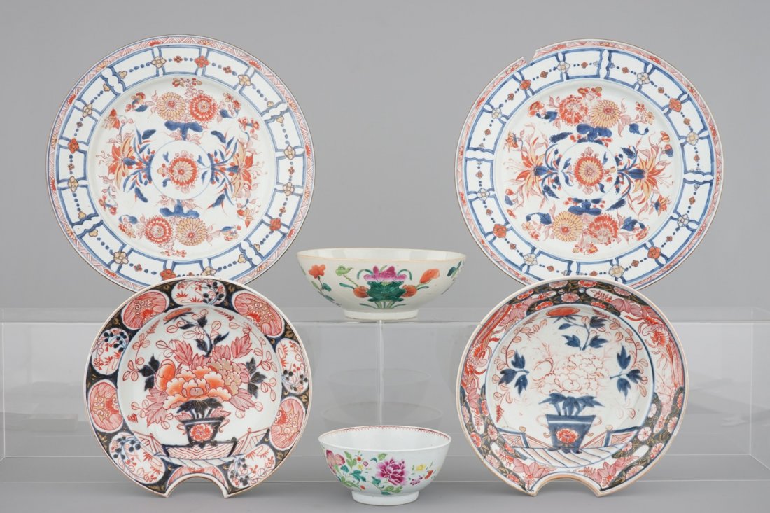 A pair of Chinese Imari porcelain dishes and two (1 of 4)