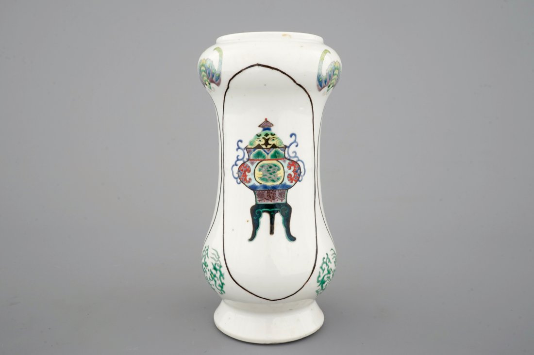 A Chinese famille verte albarello-shaped vase, 19th C.: H.: 25,5 cm Marked on the base with a kangxi six-character mark.