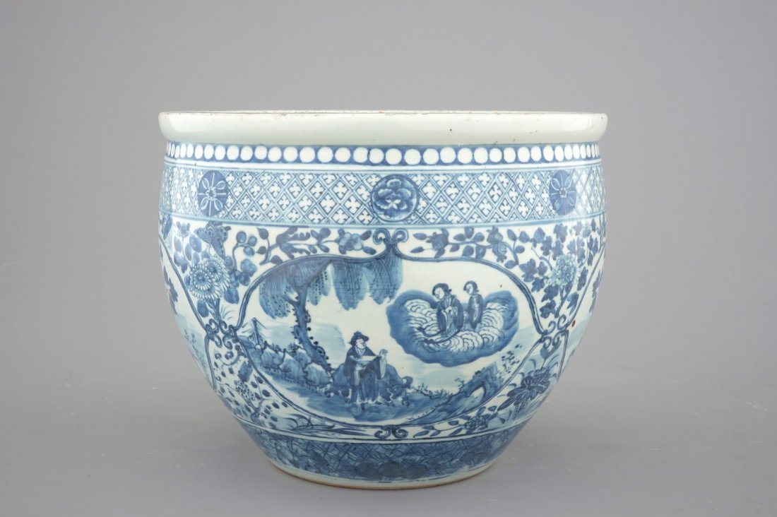 A blue and white Chinese porcelain fish bowl, 19th C.: H: 30,5 cm