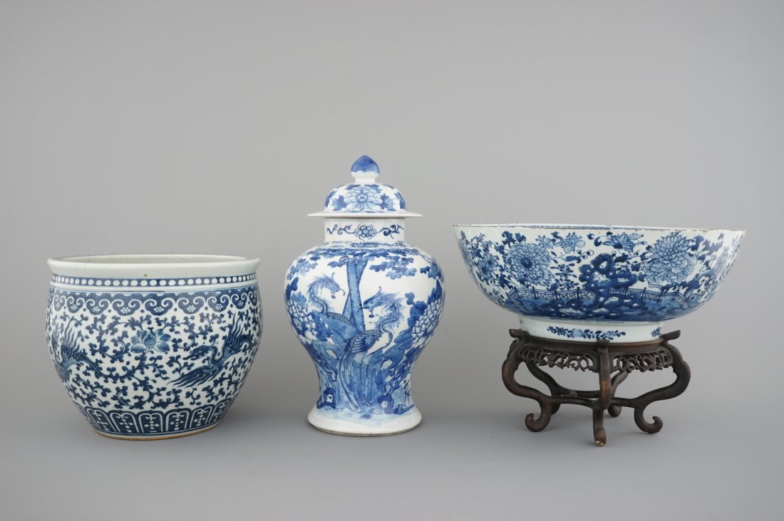 Blue and white Chinese porcelain: A large Qianlong: H: 41,5 cm (the vase) Condition: The fish bowl: An important crack The punch bowl: Broken, several hairlines The vase: Restoration on the top rim