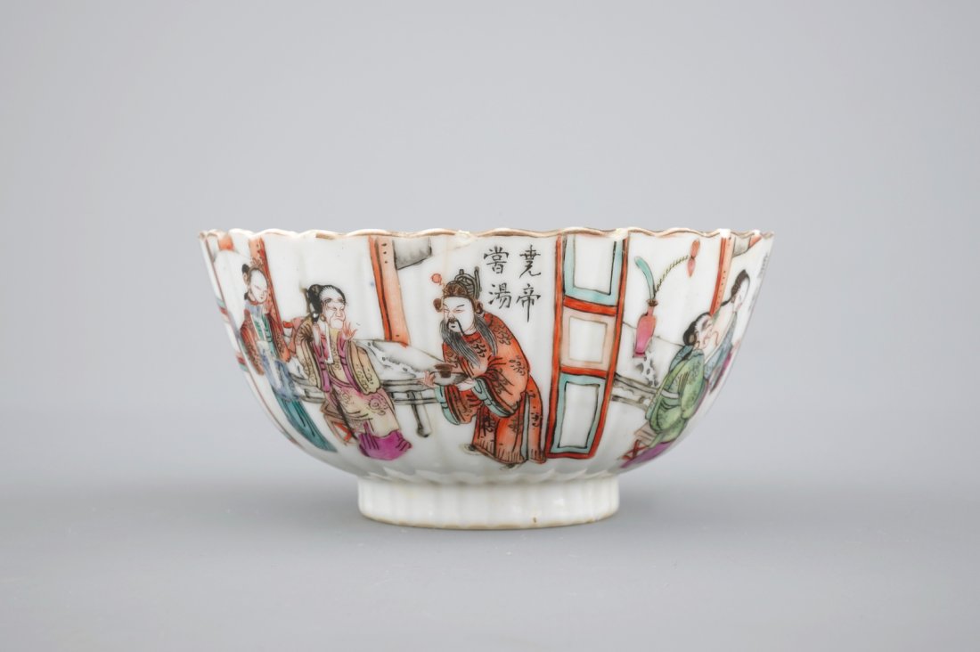 A small Chinese famille rose porcelain erotic subject: H.: 5 - Dia.: 10,5 cm