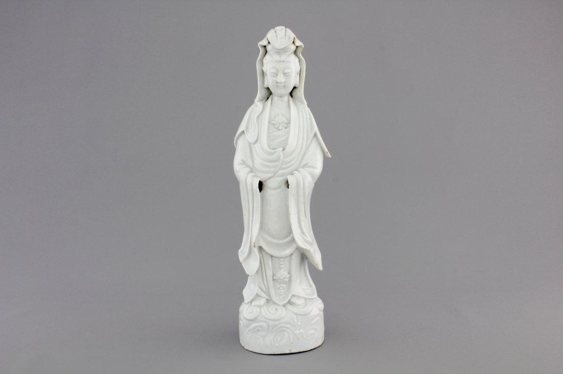 A tall Chinese Dehua blanc de Chine porcelain Guanyin,: H: 35,5 cm