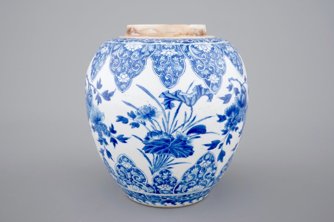 A blue and white Chinese porcelain ginger jar, Kangxi,: H.: 21,5 cm Condition: Some restoration