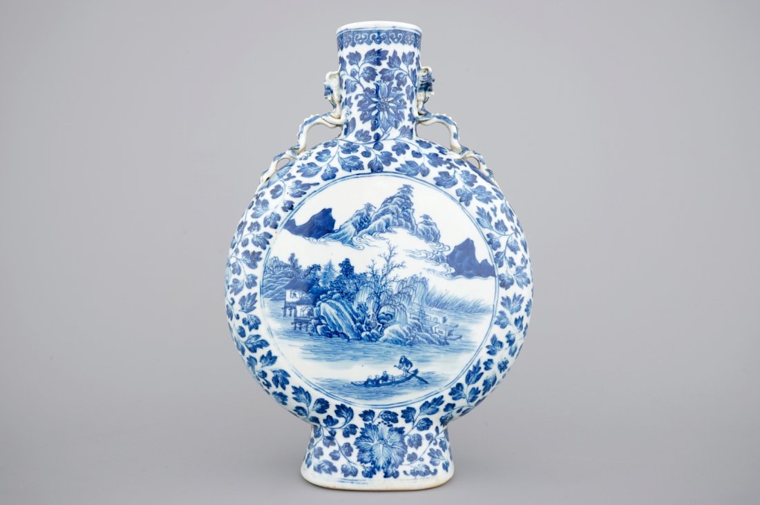 A Chinese blue and white porcelain moon flask with a: H.: 35,5 cm Condition: Excellent