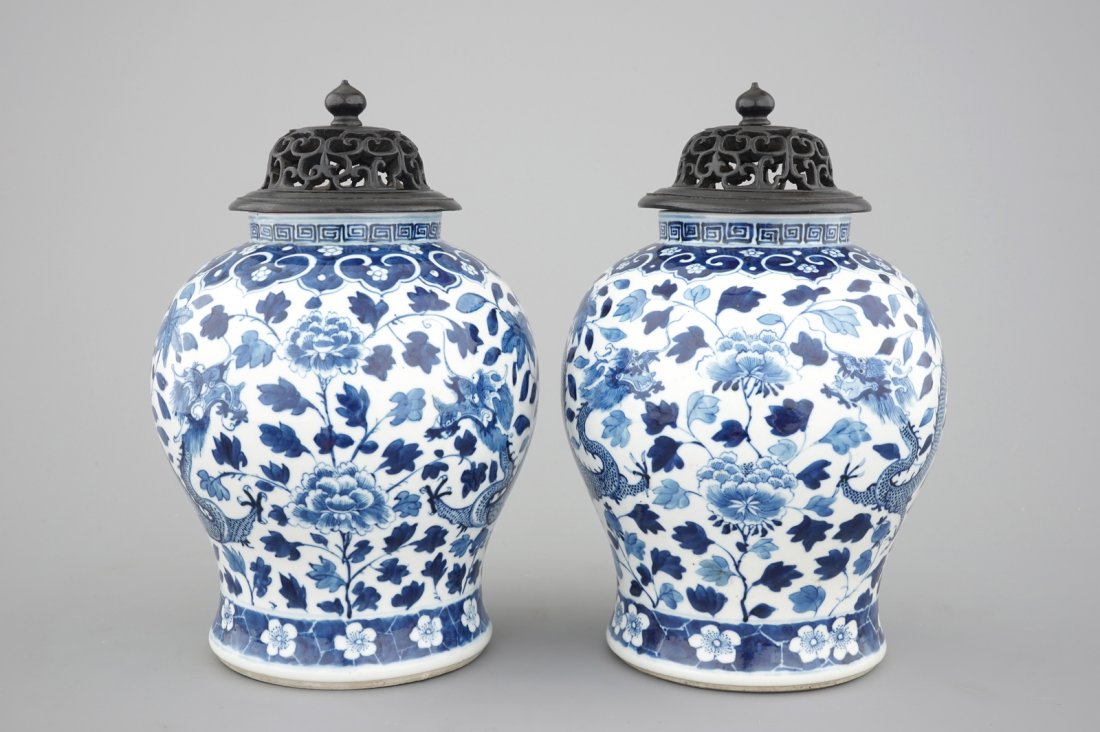 A pair of blue and white Chinese porcelain dragon: H: 33 cm