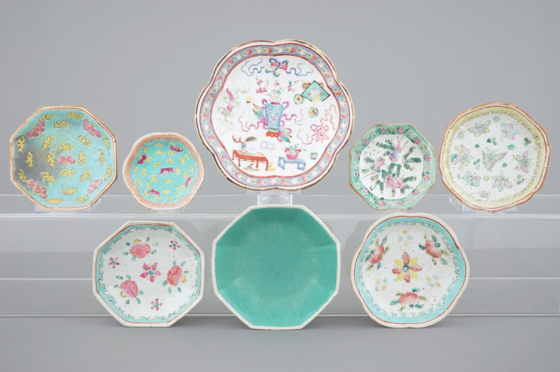 A set of 8 Chinese famille rose porcelain bowls on: Dia: 22 cm (the largest) H: 6 cm (the tallest)