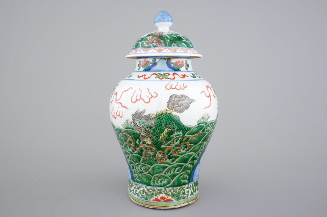 A Chinese wucai porcelain baluster vase with cover,: H.: 40,5 cm