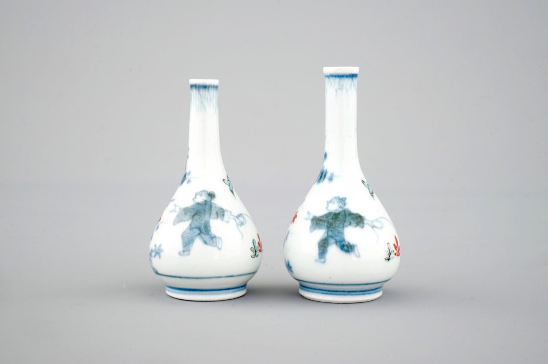 A pair of Japanese Kakiemon porcelain miniature vases,: H.: 8,5 cm