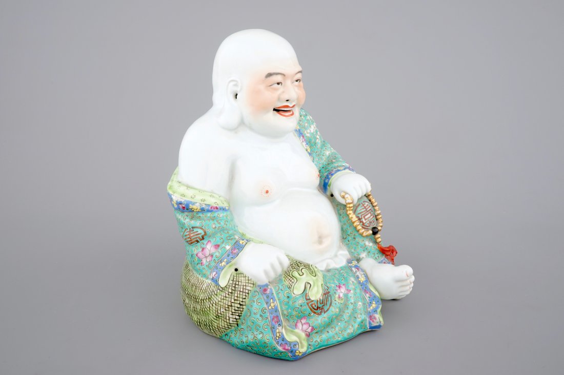 A tall Chinese famille rose porcelain figure of Buddha,: H.: 30,5 cm