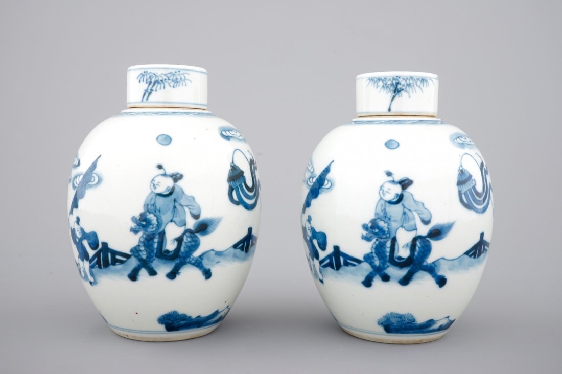 A pair of blue and white Chinese porcelain jars with: H.: 18 cm Condition: Excellent