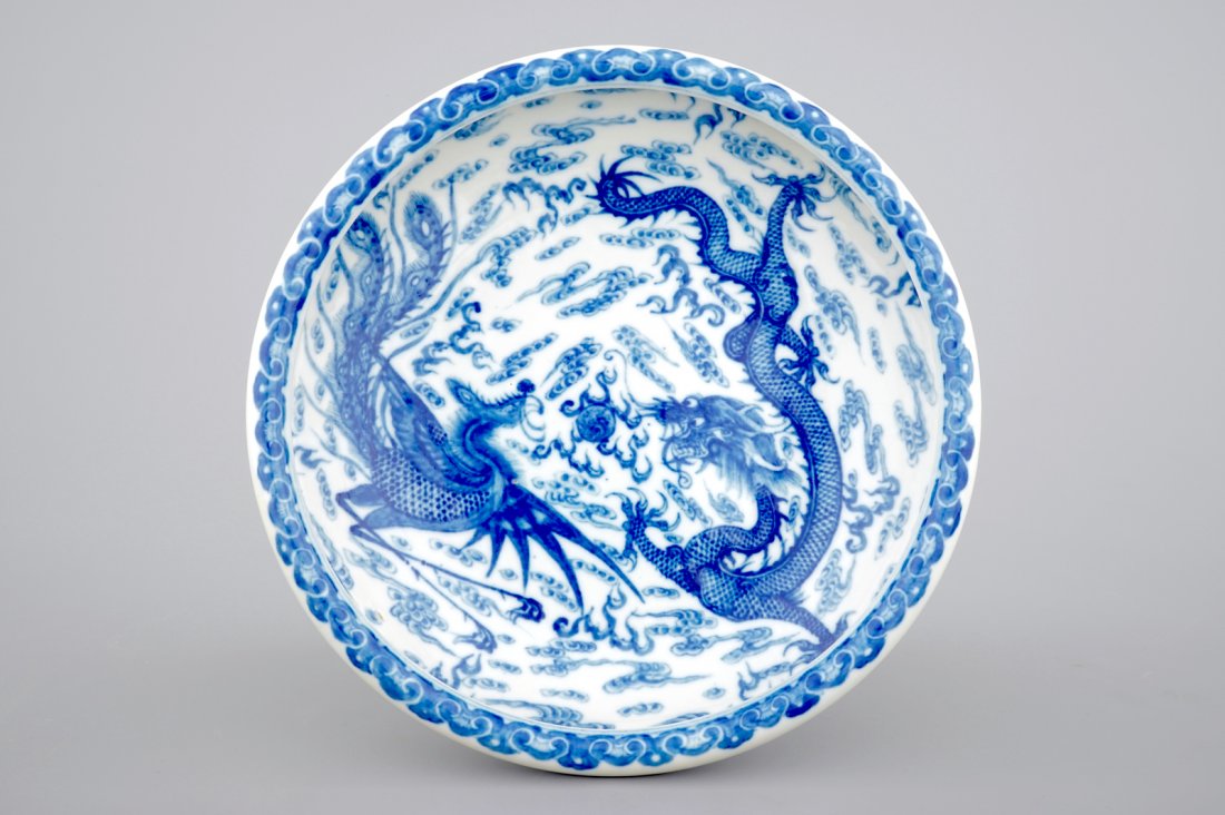 A blue and white Chinese porcelain shallow bowl with a: H.: 8 - Dia.: 28,5 cm