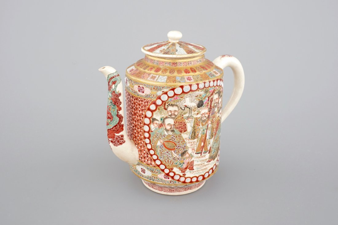 A large Japanese Satsuma porcelain teapot, 19th C (1 of 7)