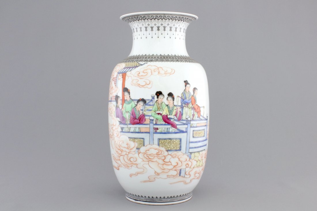 A fine Chinese famille rose porcelain vase, 20th C.: H.: 32 cm