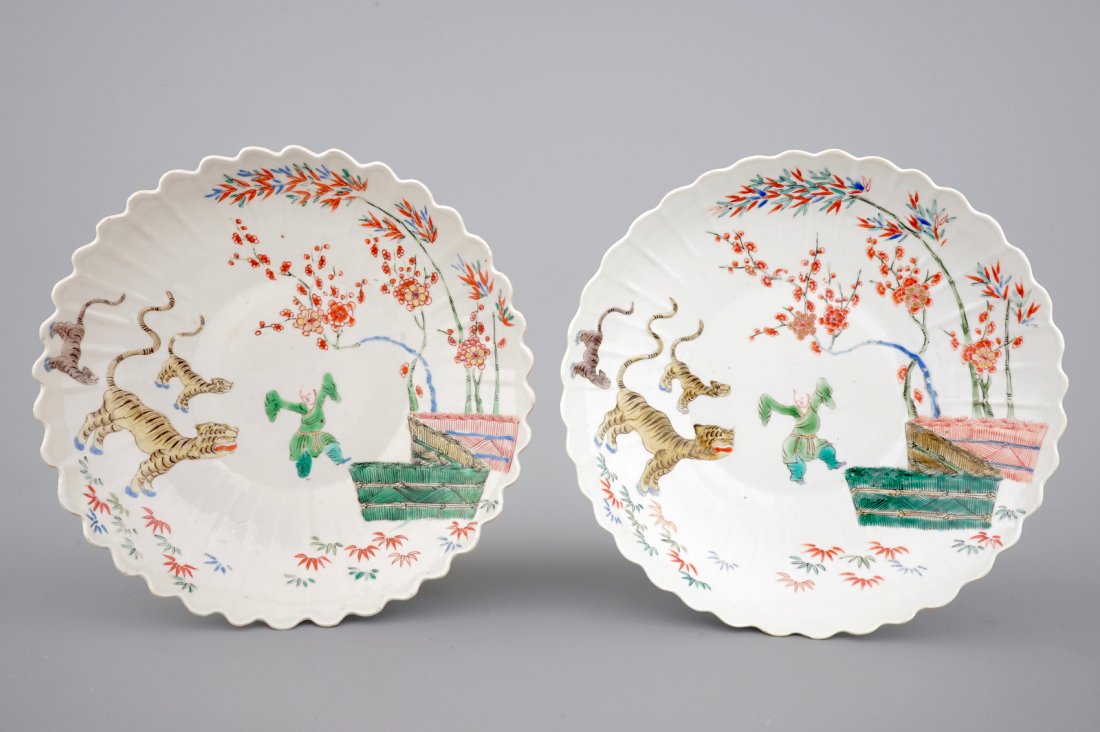 A pair of Chinese porcelain kakiemon-style fluted (1 of 2)