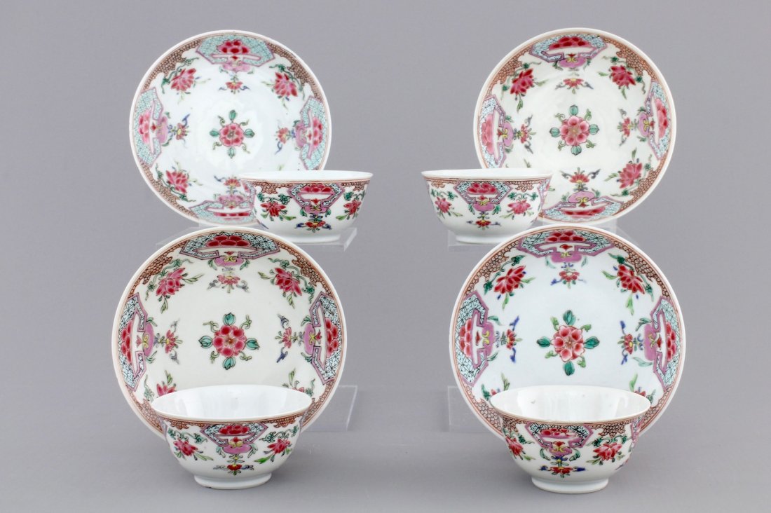 A set of four Chinese famille rose export porcelain: H.: 4 - Dia.: 11,3 cm Condition: Minor fritting on the cups.